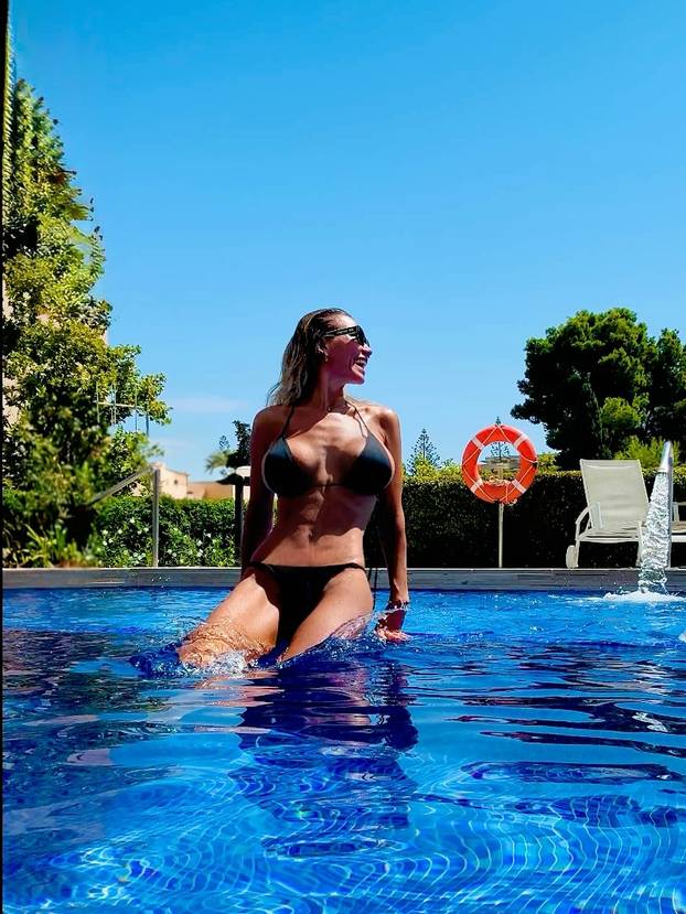 FOTO Slavna dama obuzdavala je dekolte, ali popustio je: 'Nitko je nije gledao u oči...'