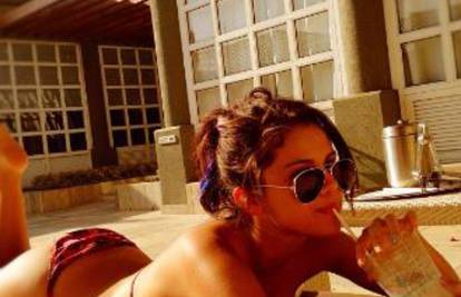 Treba sunce: Selena počastila obožavatelje fotkom u bikiniju