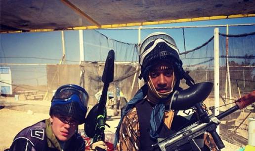 Bieber ima pušku za paintball i odmah misli da je opaki frajer