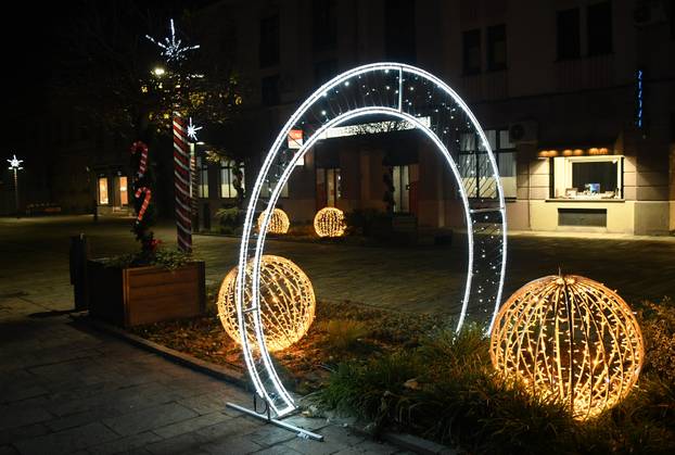 Sisak: Šareni božićni ukrasi uljepšavaju grad u vrijeme Adventa