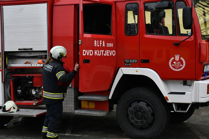FOTO Gorjelo krovište sale za vjenčanje u Kutjevu, požar gasilo 26 vatrogasaca...