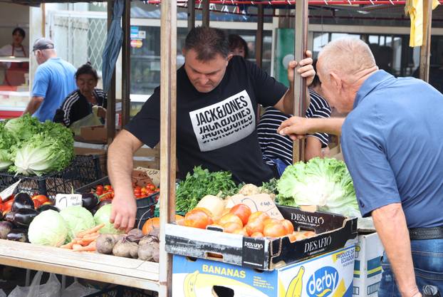 Šibenik: Ponuda vo?a i povr?a na šibenskoj tržnici