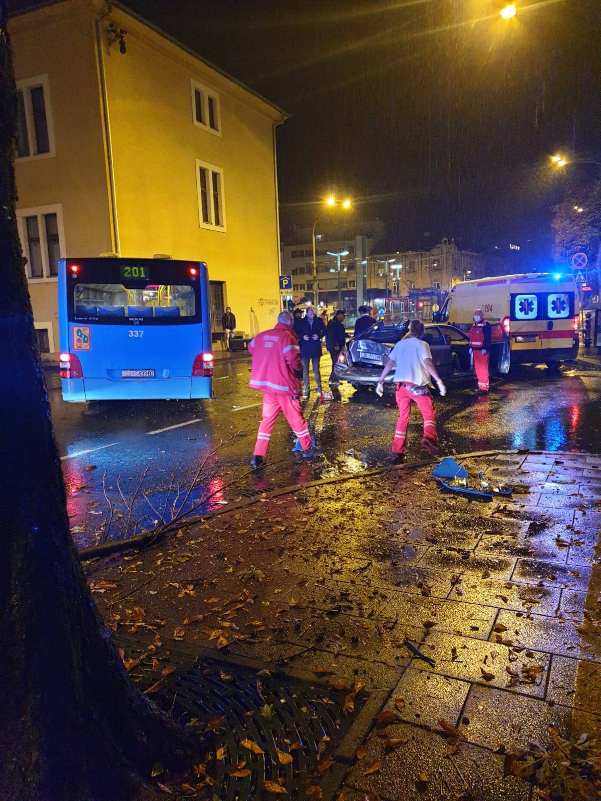 Autobus se sudario s autom pa proklizao u  zid zgrade: Vozača su hitno prevezli u bolnicu...