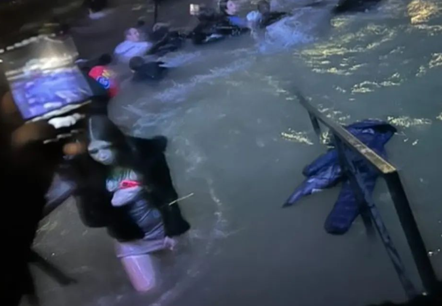 VIDEO Stampedo na splavi, stotine u vodi: Izbila tučnjava s osiguranjem, sve je potonulo!