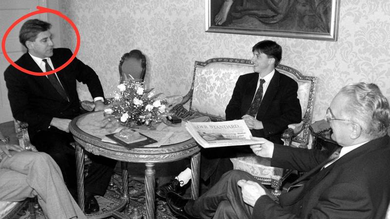 Proročanska fotografija: Godina je 1990. otac moderne Hrvatske daje intrervju, a Ćaća sjedi i uči