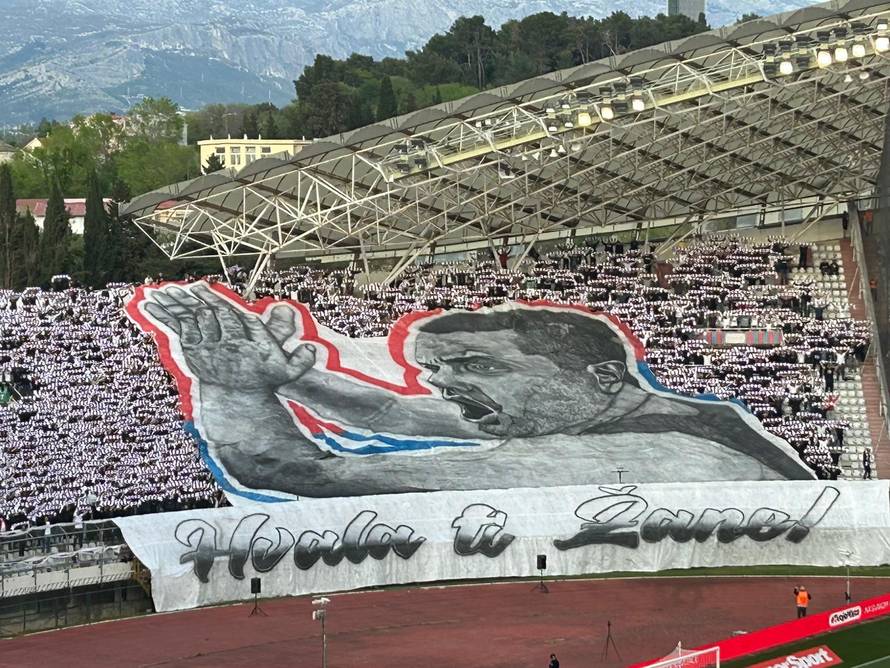 Torcida posvetila transparente Žanu Ojdaniću i Francuzima