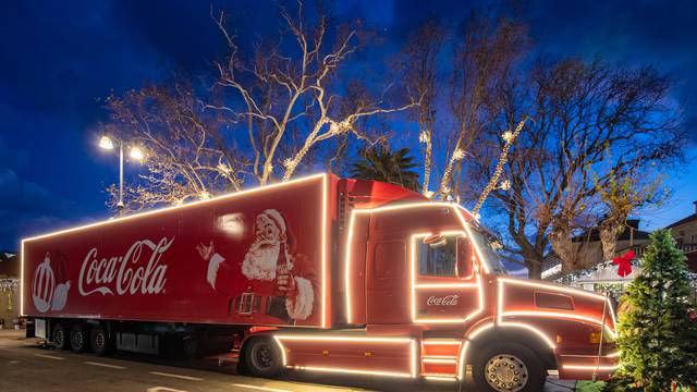 U Dubrovnik stigao Coca-Colin božićni kamion