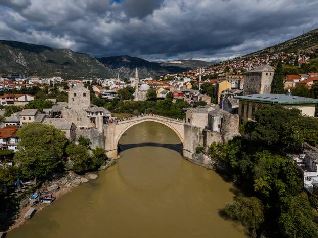 Neretva u Mostaru promijenila boju, više nije zelena nego smeđa i prljava