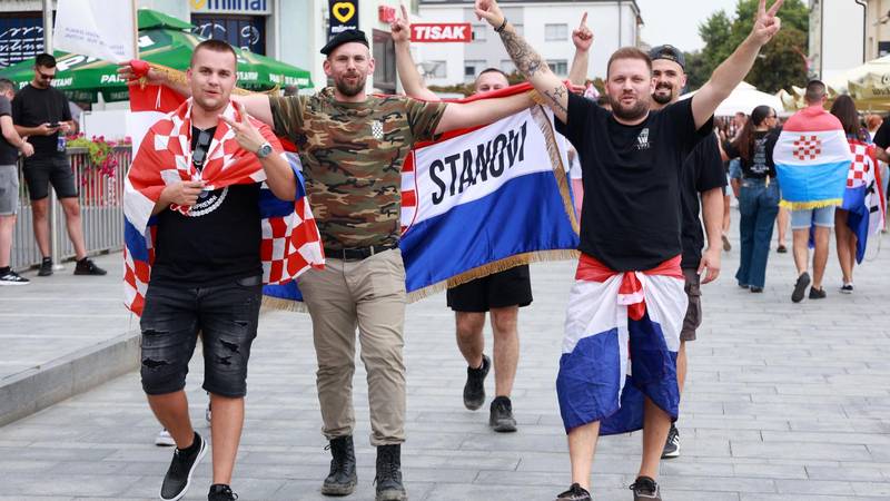 FOTO Grad Heroj je pun zastava: Pogledajte atmosferu uoči Thompsonovog koncerta