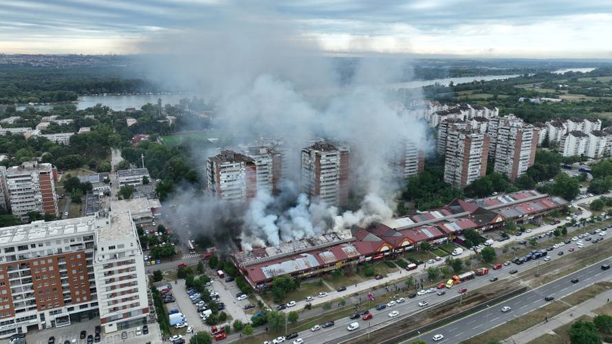 Beograd: Gašenje požara koji je jutros izbio u trgovačkom centru "Enjub"