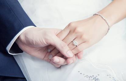 Mladenka izgubila dijamantni prsten na vjenčanju, ali onda je fotografkinja spasila cijeli dan