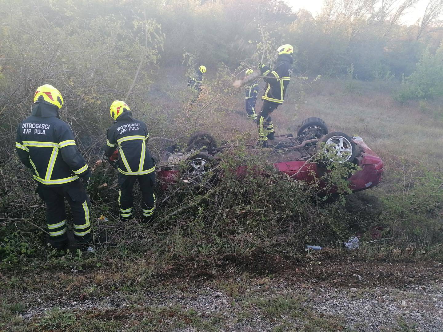 Automobil sletio s ceste u Istri: Na teren izašli vatrogasci