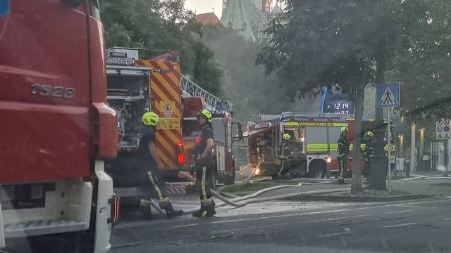 Buknuo požar u garaži u centru Zagreba: Zapalio se automobil