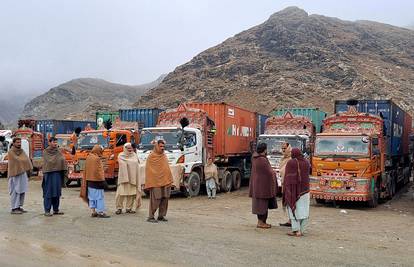 Pakistan spasio 155 talaca iz vlaka, deseci još zadržani