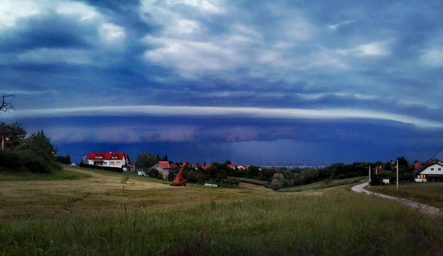 FOTO Crni oblaci zamračili nebo nad Zagrebom: 'Snažan vjetar mi je sve razbacao na balkonu'