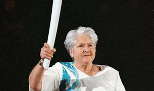 Dawn Fraser (71) lopova udarila nogom u prepone