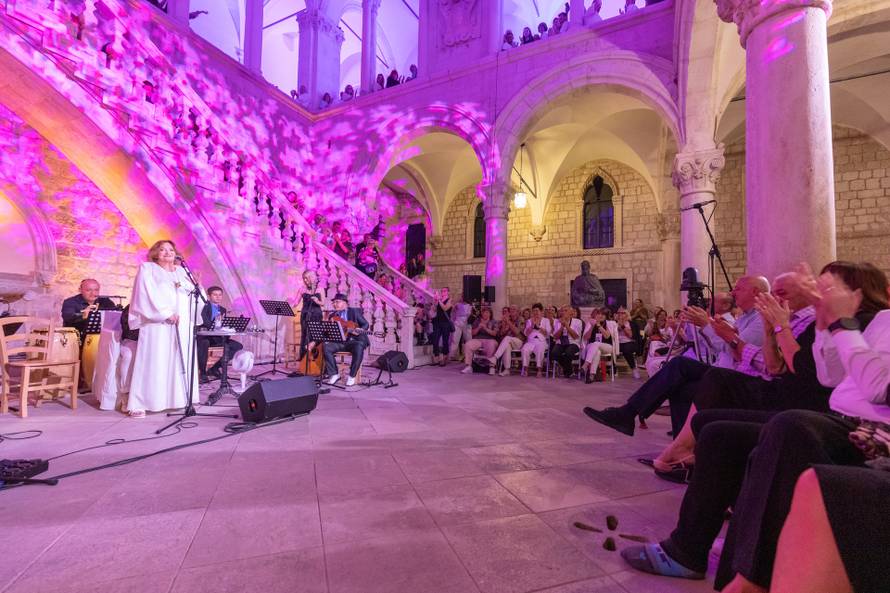 Prvi dubrovački oproštajni koncert Tereze Kesovije
