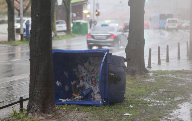 Zagreb:  Olujani vjetar stvara probleme u centru grada 