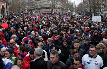 Oko 10.500 "crvenih marama" je prosvjedovalo u Parizu...