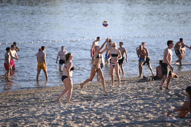 Osijek: Osječani pronašli osvježenje kupanjem na Dravi