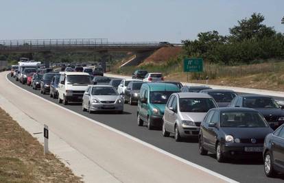 Gužve na cestama: Kolone auta bile su duge do 20 km