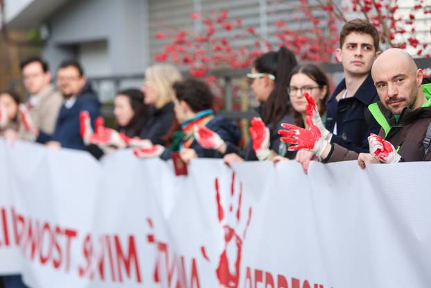Zagreb: Mirna akcija solidarnosti sa svim žrtvama represivnog sustava u Srbiji ispred srpske ambasade