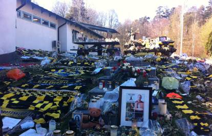 Stotine buketa, fotki i poruka ispred trening kampa AIK-a...