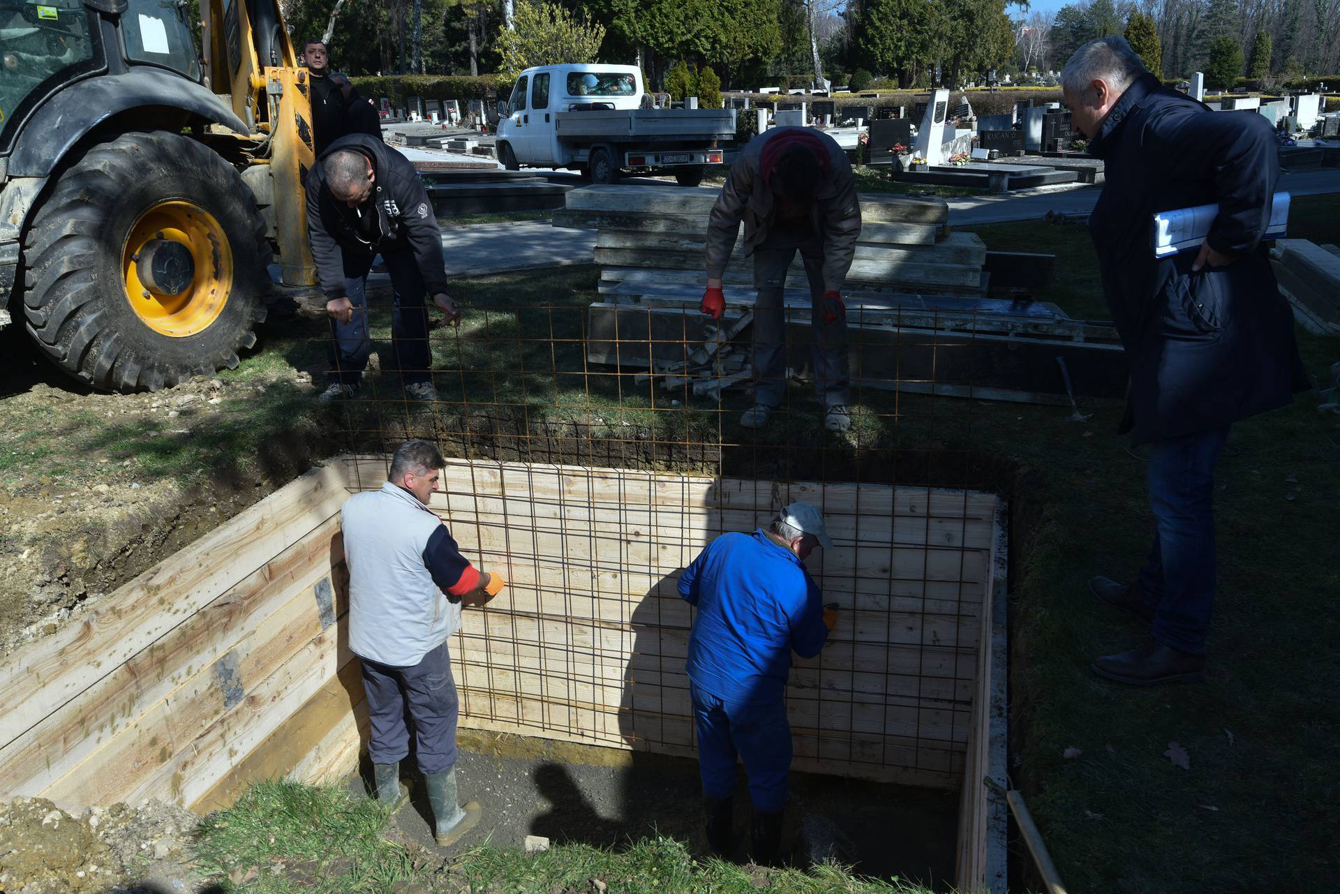 Zagreb: Na Mirogoju su u tijeku radovi na grobu gradonačelnika Milana Bandića