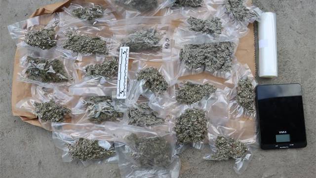 Požeški policajci uhitili trojicu dilera, pronašli im marihuanu