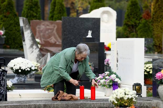 Zagreb: Građani obilaze posljednja počivališta svojih najmilijih uoči Svih svetih