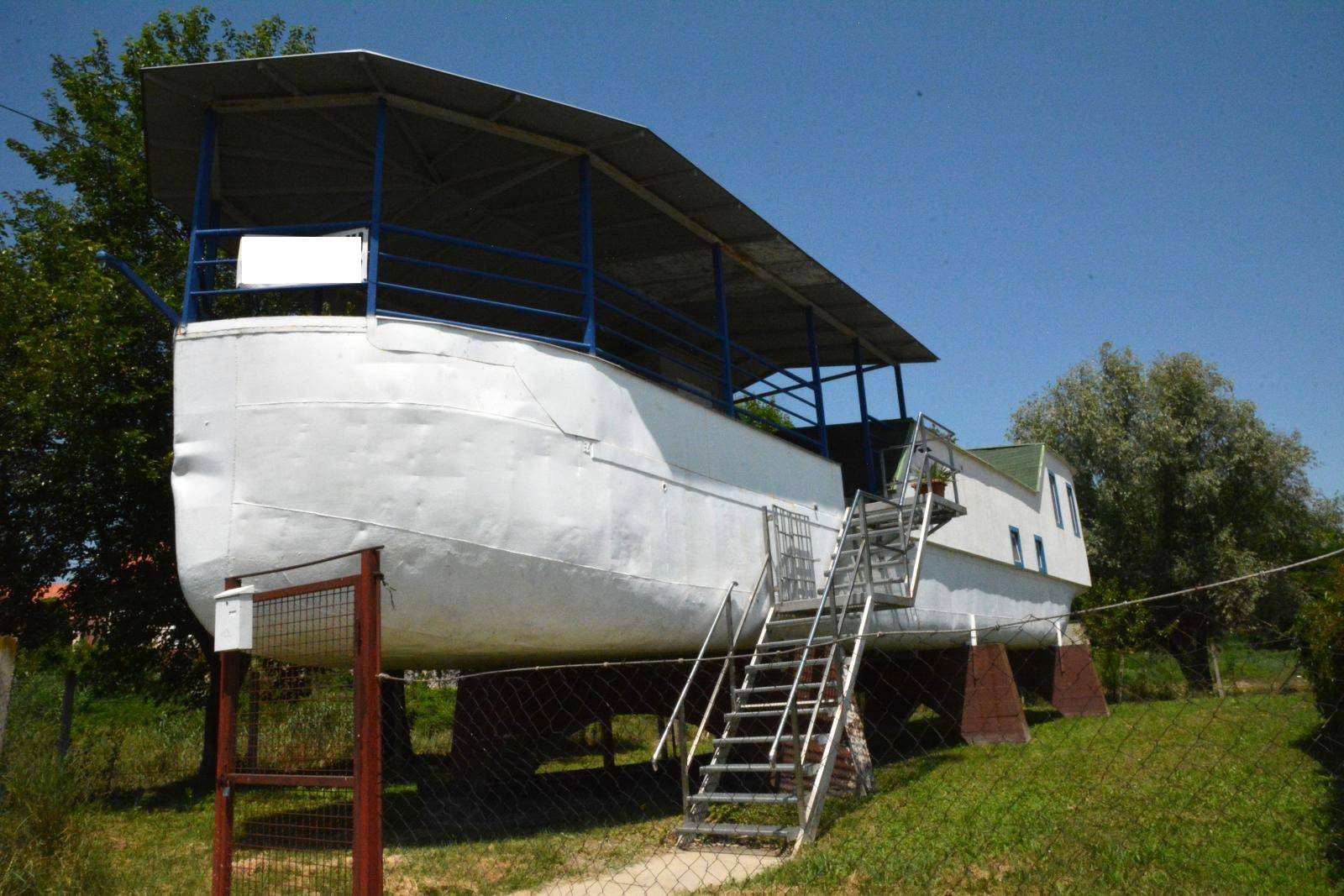 Dalj -  Brod-vikendica usidrena na obali Dunava u Dalju.