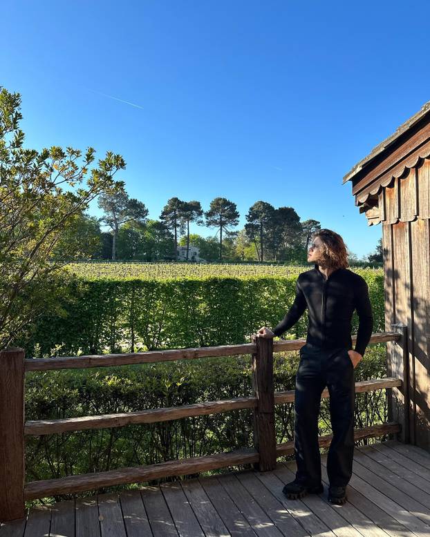 FOTO 'Alpski modni mačak' voli nositi bunde, suknje i lakirati nokte. Sad dominira skijanjem