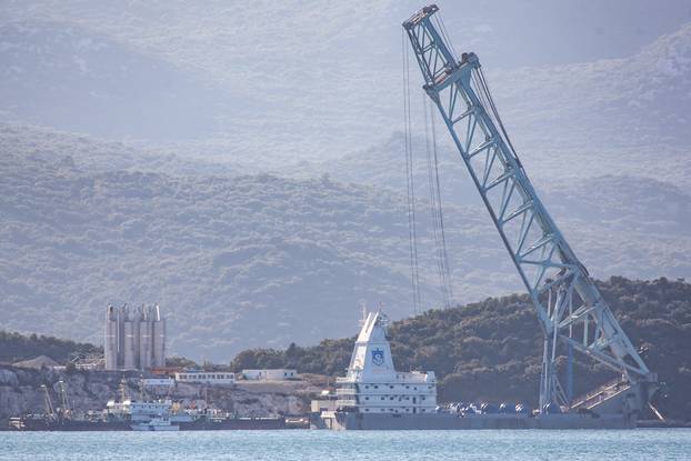 Radovi na PeljeÅ¡kom mostu nakon Å¡to je terentni brod dopremio materijal