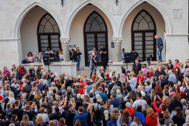 Split: Građani se okupili u spomen na Halida Bešlića na gradskoj Pjaci