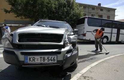 Pula: Turistički autobus se sudario s dva automobila