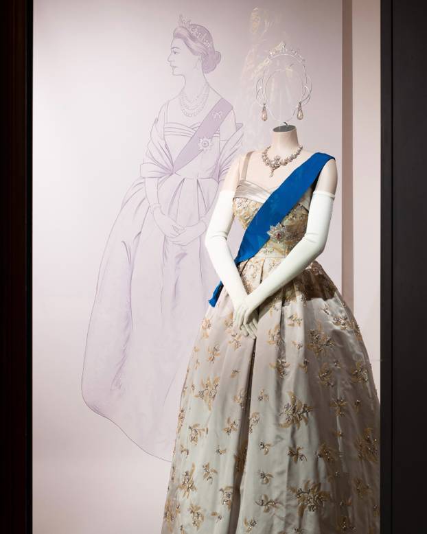 FOTO Bila je prepoznatljiva u jarkim bojama: Izložene su najljepše haljine Elizabete II.