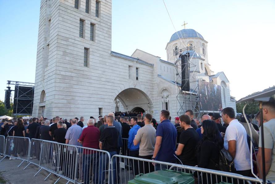 Beograd: Brojni građani došli odati počast ratnom zločincu Ratku Mladiću