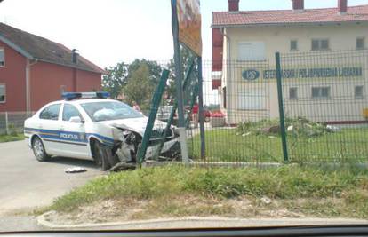 Policajac sletio s ceste i autom naletio na ogradu