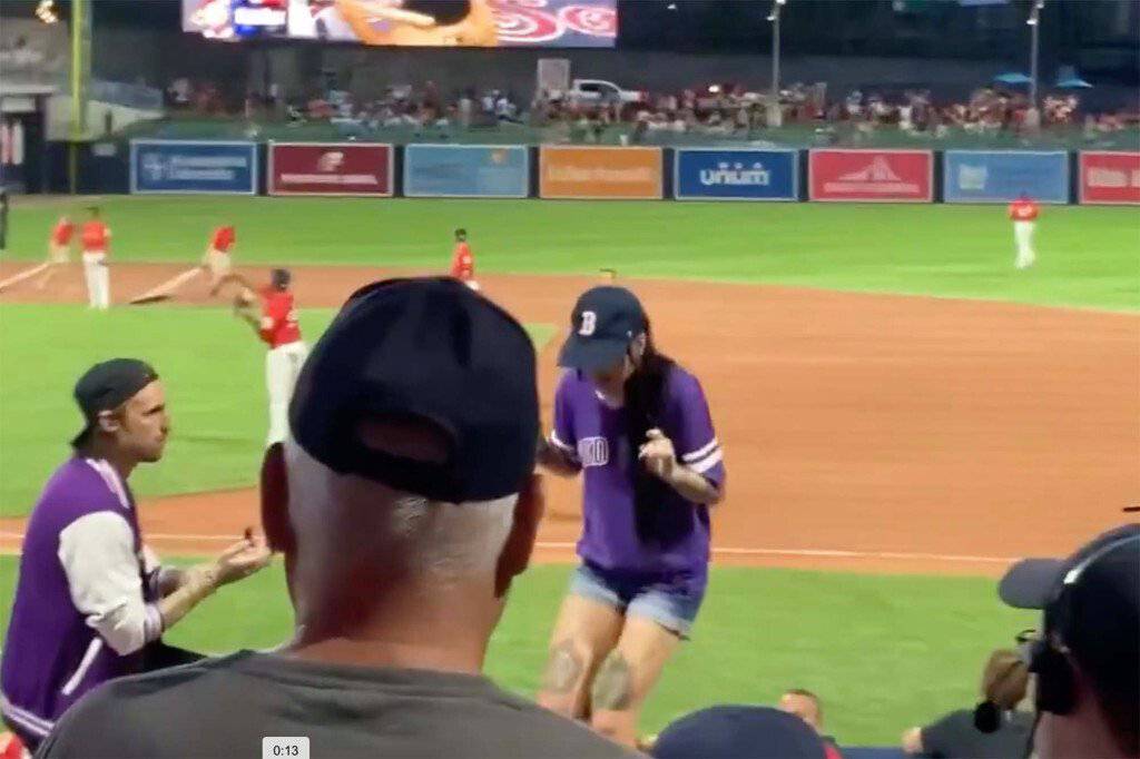 VIDEO Na utakmici zaprosio djevojku pred tisućama ljudi, a ona se okrenula i pobjegla