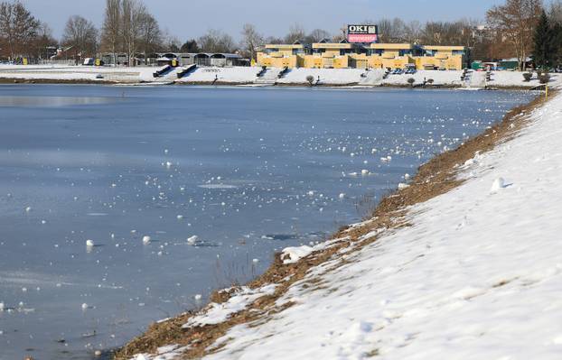 Zagreb: Sunčani ali prohladni dan na jezeru Jarun
