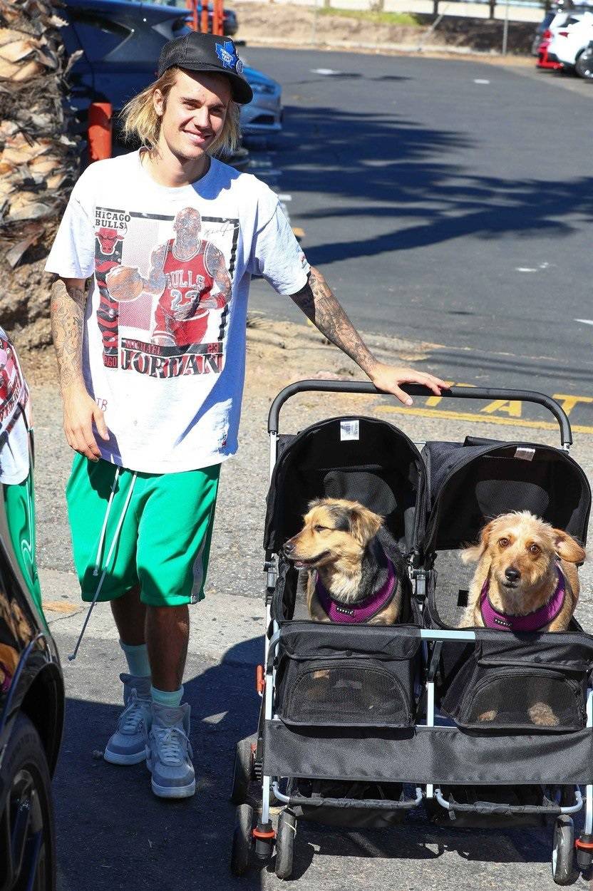 Justin Bieber grabs lunch by himself