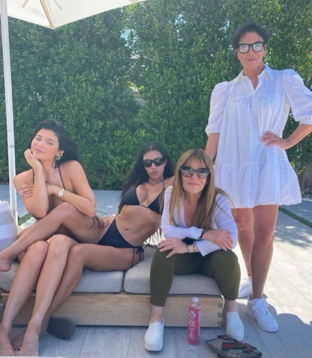 Malo se poigrala! Kris Jenner su optužili za najgori Photoshop ikad! 'Kakav je ovo promašaj'