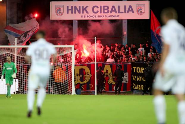Vinkovci: Bakljada Torcide na tribinama stadiona HNK Cibalija