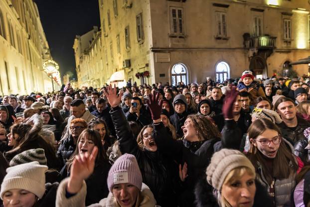 Baby Lasagna na Splitskoj rivi nastupio je prije Željka Bebeka