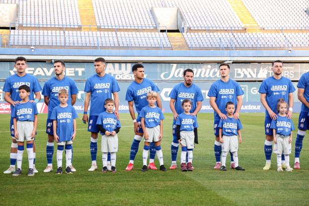 Igrači Dinama i Rijeke s djecom na terenu u sklopu humanitarne akcije "Daruj otkucaj života"