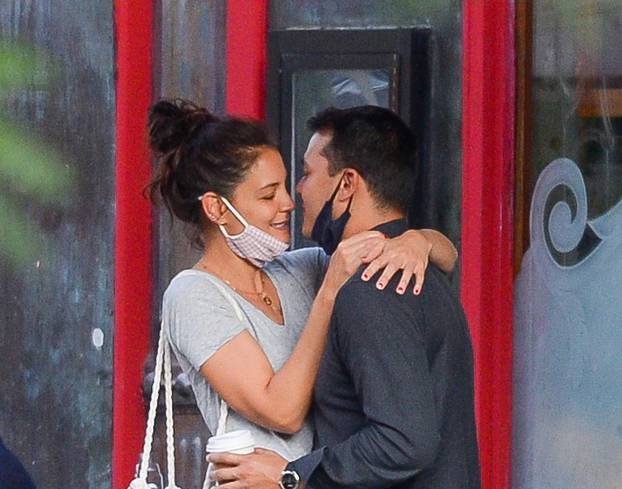 PREMIUM EXCLUSIVE: Katie Holmes Packs on the PDA With New Boyfriend Emilio Vitolo Jr. in New York City.