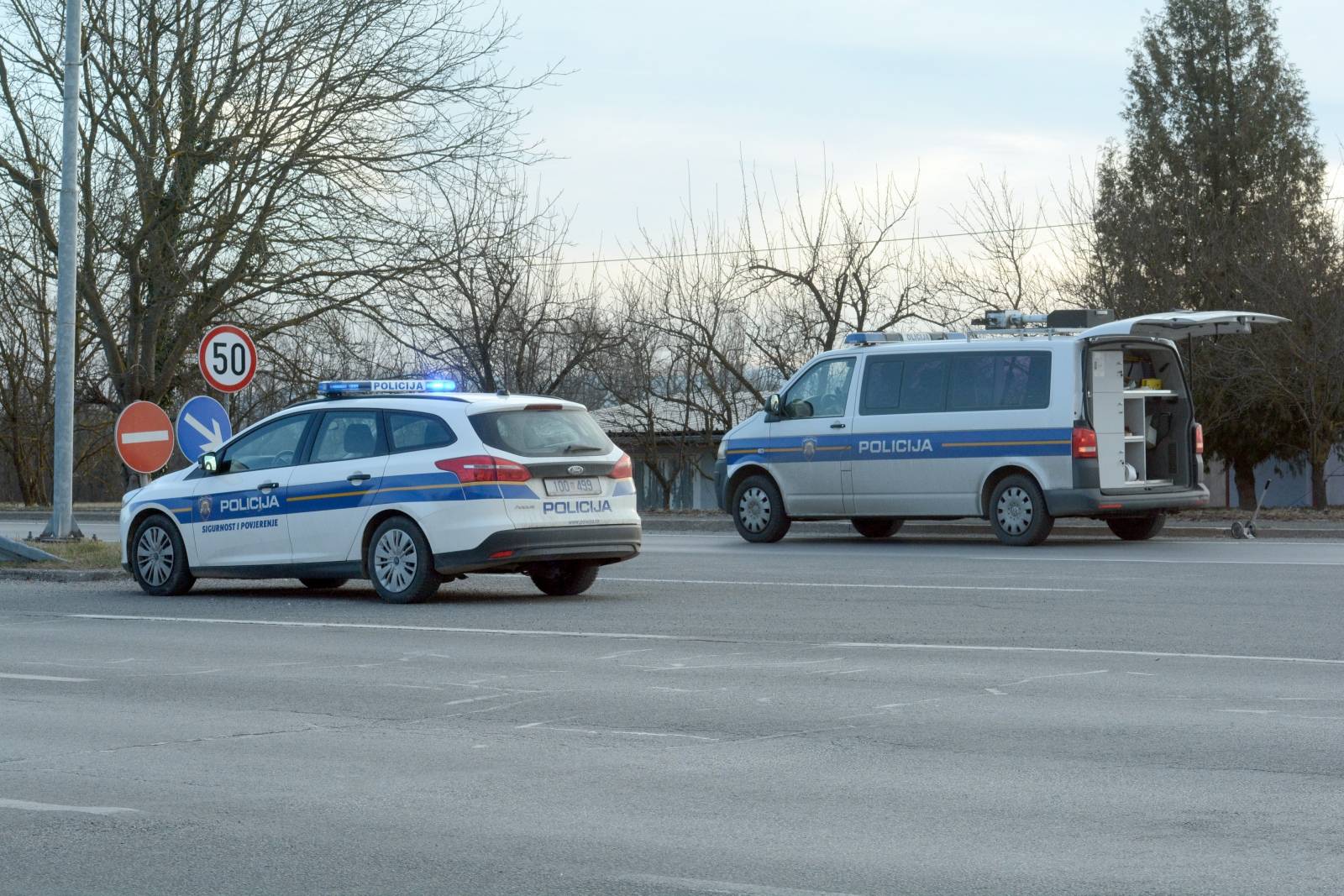 Sisak: Renault Clio zavrÅ¡io na livadi prevrnut na krovu 50-tak metara od prometnice