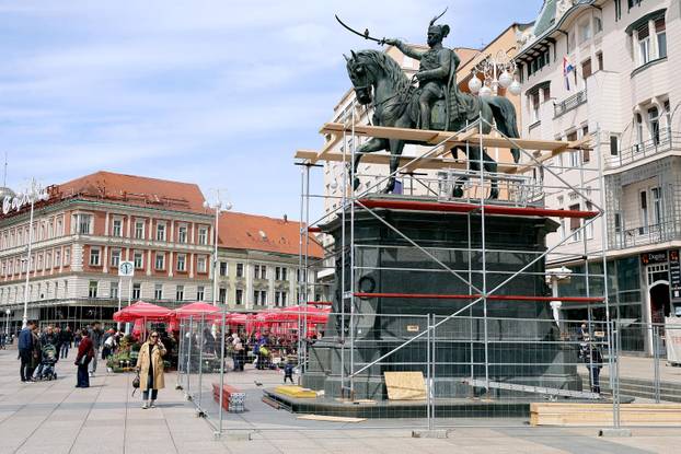 Zagreb: Ban u skelama