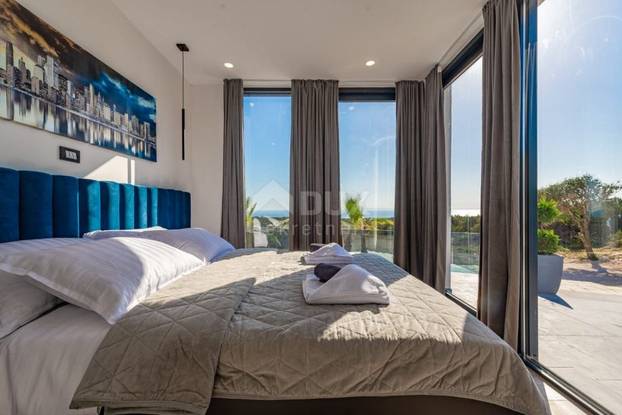 Pogodite koliko košta: Dvojna vila u blizini Novalje ima bazene, roštilj i teniski teren...