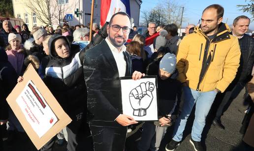 FOTO Veliki prosvjed u Donjem Dragonošcu: 'Još nije izdana dozvola za gradnju škole!'